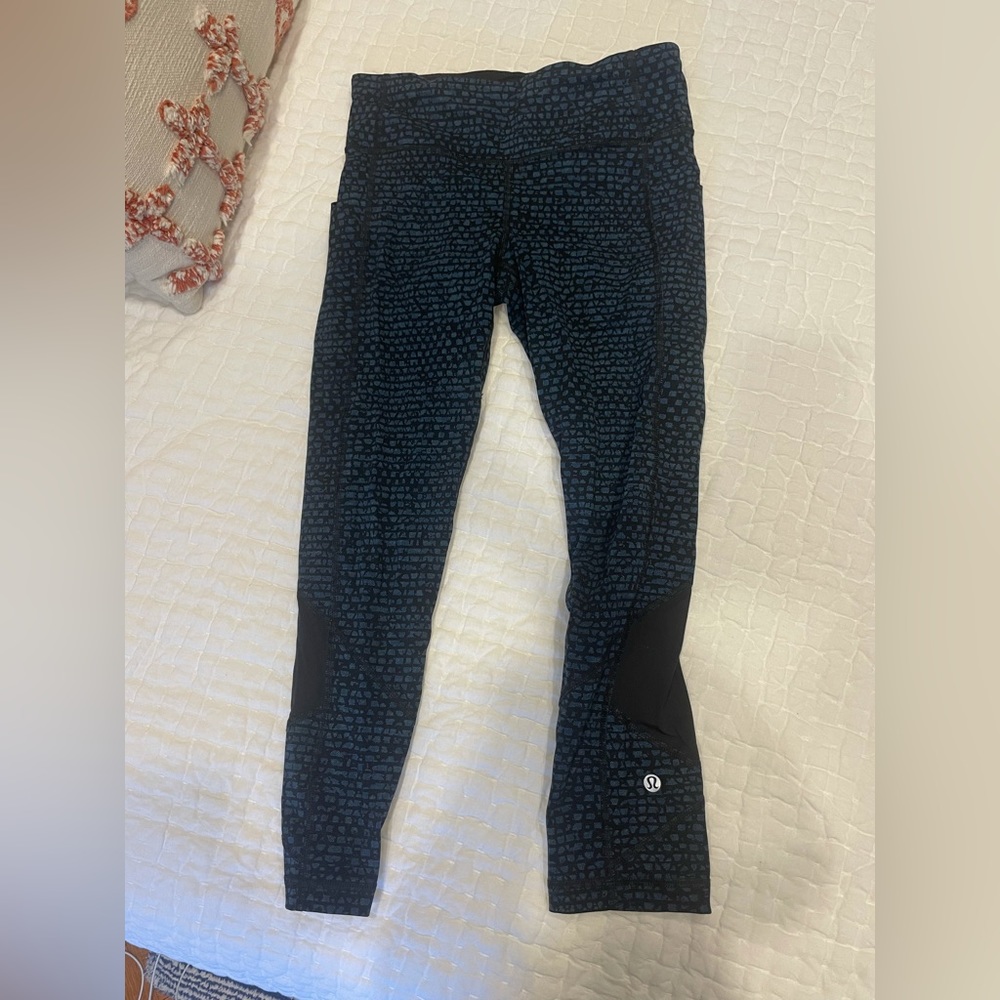 Lululemon women’s cropped leggings. Size 4